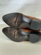 Load image into Gallery viewer, Shoe Size 8 Brown Boots
