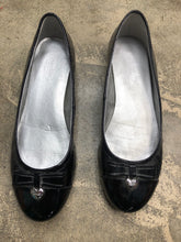 Load image into Gallery viewer, Shoe Size 5 Black Flats
